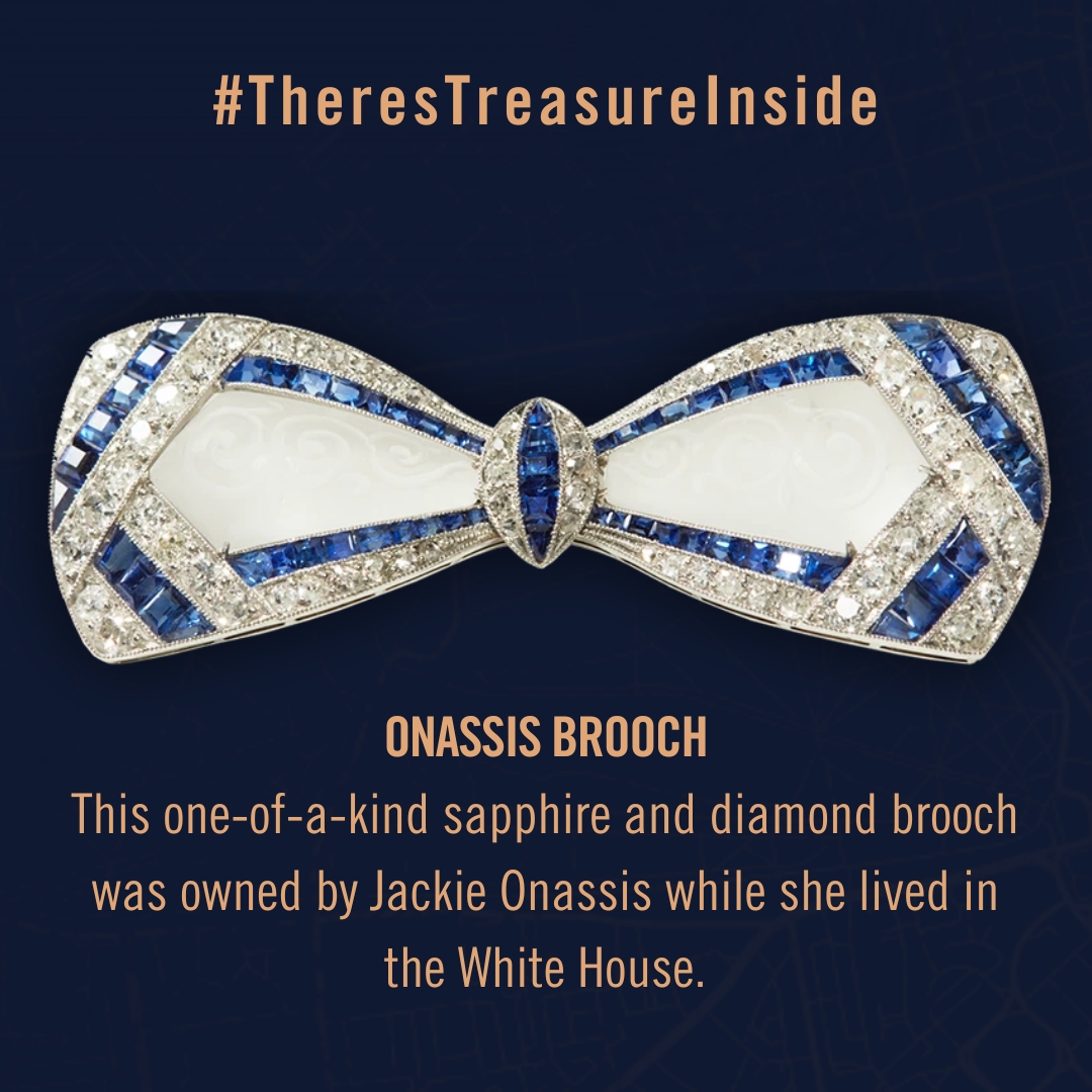 JonCollinsBlack's tweet photo. Elegance and history combined in Jackie Onassis’ Sapphire & Diamond Brooch. 💎 #JackieOnassis #SapphireAndDiamonds #WhiteHouseStyle #TheresTreasureInside https://t.co/l2JZG3xJwz