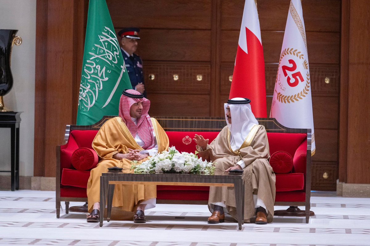 AbdulazizSNA's tweet photo. عقدت اليوم مع أخي الفريق أول الشيخ راشد بن عبدالله آل خليفة الاجتماع الثالث للجنة الأمنية المنبثقة عن مجلس التنسيق السعودي البحريني، وبحثنا فيه عدداً من الموضوعات ذات العلاقة بأعمال المجلس، وأكدنا تطلعنا المشترك إلى تعزيز الجهود المبذولة بما يحقق تطلعات القيادتين، ويخدم أمن واستقرار بلدينا الشقيقين،،،