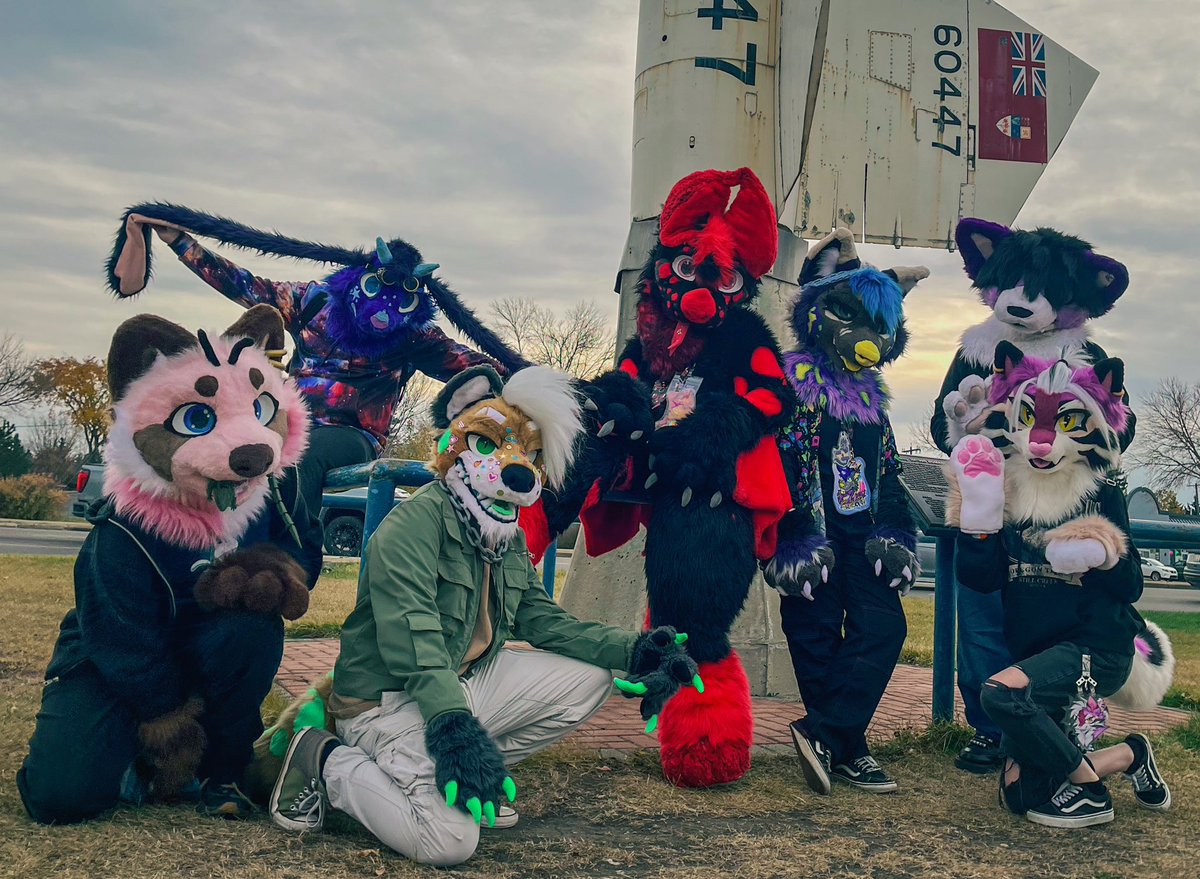 Spooky critters at a spooky market oooo~ 

(Posting since I actually won’t be able to attend Howl this year 😔)