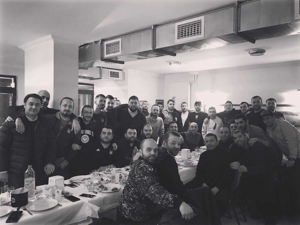Mrt_Yan's tweet photo. Beşiktaş kapalısında tanışanların her gün dip dibe olmasına gerek yoktur. Yolları ayrılsada dostluklarının baki olduğunu bilir. Gün olur yan yana gelir oturur. Bu sebeple kimin ne dediğinin değil yüreğinin ne söylediği önemlidir. https://t.co/Ld13JEApeQ