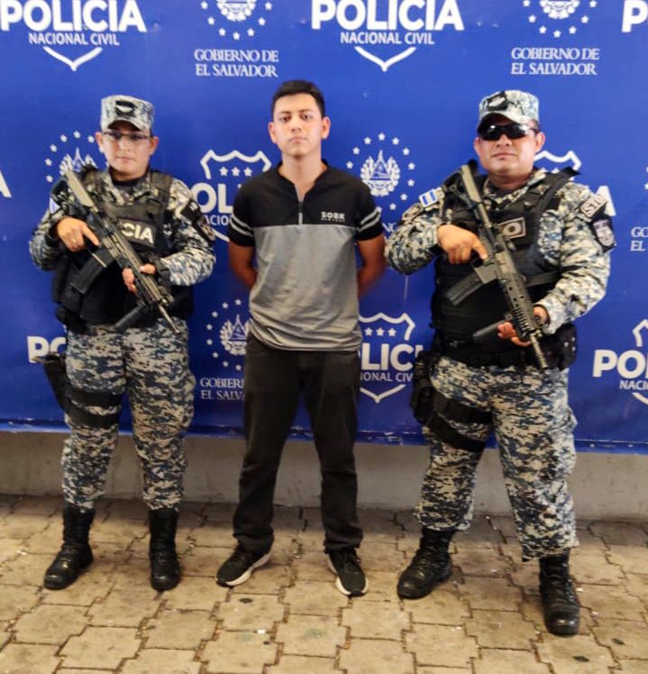 PNCSV's tweet photo. Esta mañana, Luis Carlos Olmedo Escobar, de 18 años de edad, lesionó con arma blanca a dos mujeres en la Universidad Nacional de El Salvador.

Olmedo es el exnovio de una de las víctimas quien fue herida en el abdomen y espalda, una amiga que intervino fue lesionada en el brazo, ambas fueron trasladadas a un hospital para ser atendidas.

Este sujeto huyó de la zona, pero tras la pronta accion del personal policial se logró ubicar y ya se encuentra capturado.

Será puesto a la orden de la @FGR_SV.

#PlanControlTerritorial