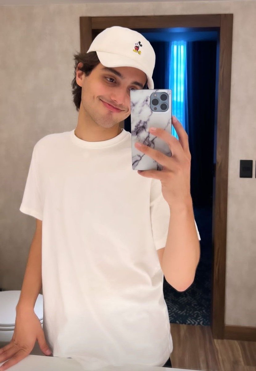 rockstarschill's tweet photo. yo estoy plenamente enamorada de humbe desde que se veía así, claramente no somos iguales https://t.co/5lipxw2E8L