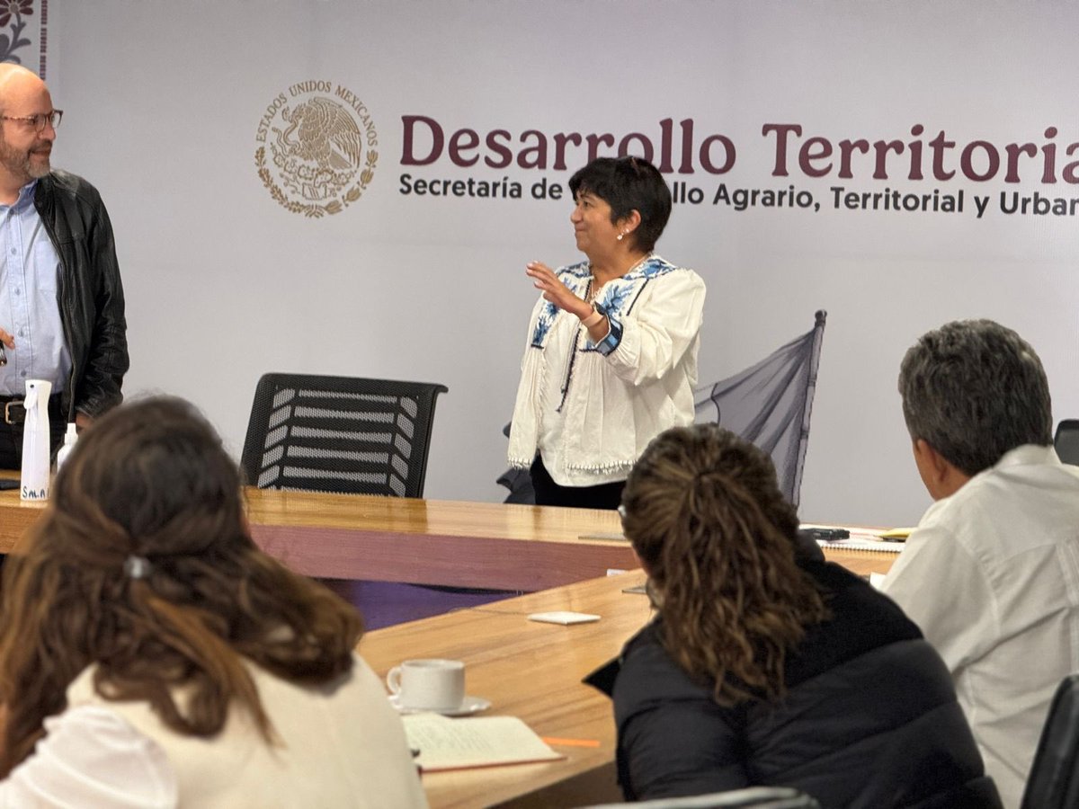 SEDATU_mx's tweet photo. Nos reunimos con @IntiMunoz, titular de @Vivienda_CDMX y @RodrigoChvezC director de @Conavi_mx 

Estamos coordinando esfuerzos para que el Programa de #ViviendaParaElBienestar sea una realidad en la capital del país. 

#DesarrolloTerritorial https://t.co/EeWVJCunn4