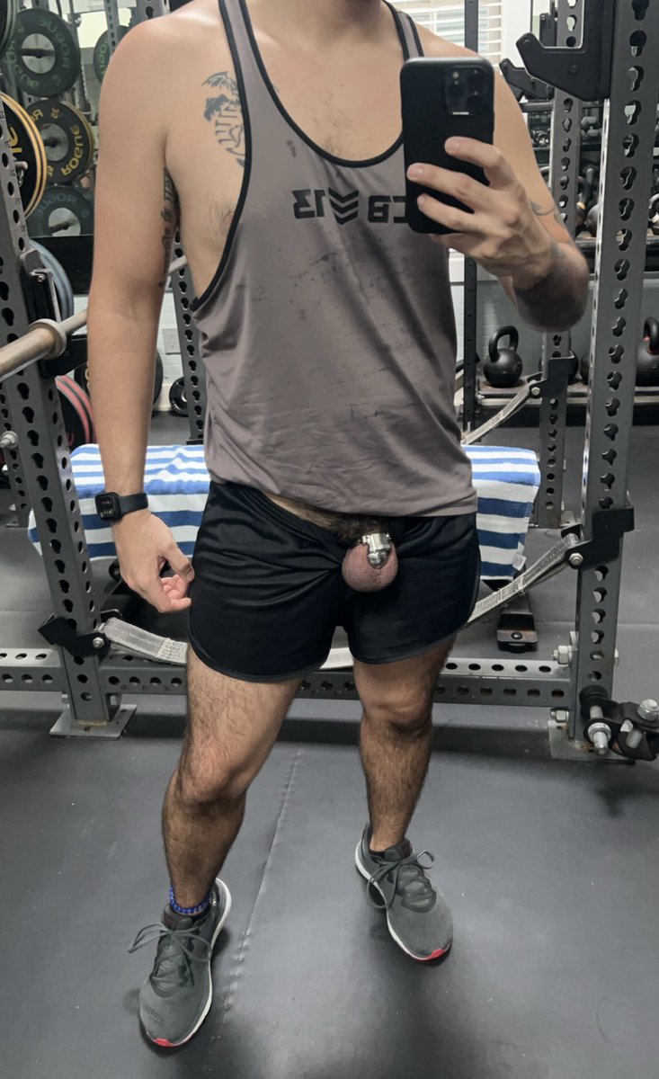Good boys stay locked especially at the gym. It’s #locktober 30th and the end is near but this puppy’s nub will be staying caged much longer it’s only day 86/? 🤤😈🐶