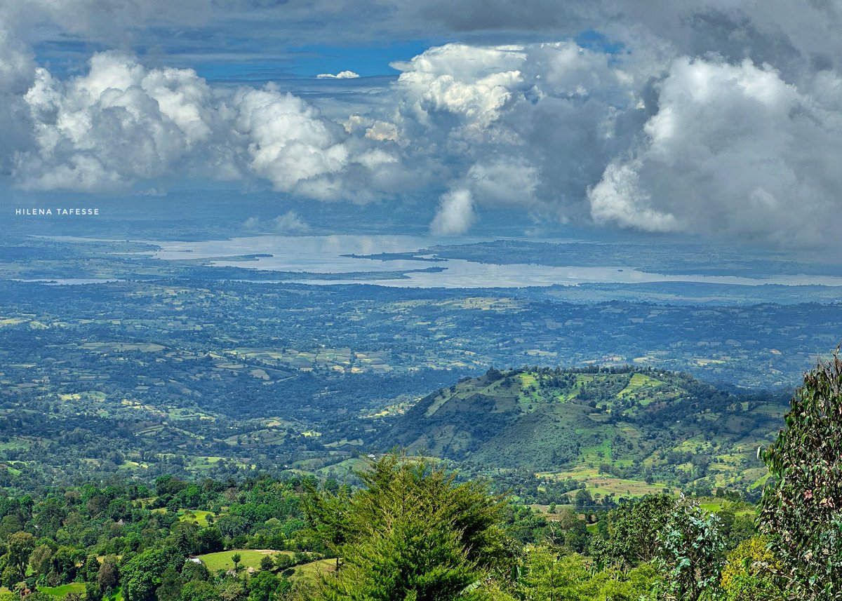 One more picture of Yem 
ከሩቅ የሚታየውን የጊቤ ወንዝን ከተራራዎቹ አናት ላይ ሆኖ በነፋሻማ አየር ፀሀይ ስትገባ ማየት :: የም! 

 #CaptureEthiopia #Ethiopia #VisitEthiopia #LandOfOrigins