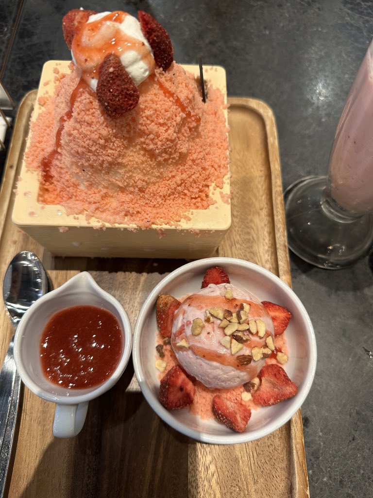 Craving something sweet? Dive into this strawberry dream with shaved ice, fresh fruit, and homemade sauce. 🍓🍦 #DessertHeaven #StrawberryLove