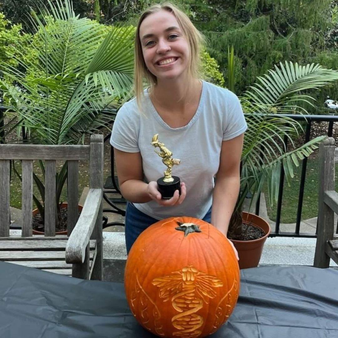 wfubiology's tweet photo. Many @wfubiology faculty, staff, and students participated in the Tri-Beta pumpkin carving contest held on Oct. 24, on the @WakeForest Winston Hall patio. All the pumpkins looked spectacular. 🎃 Congrats to Ione Johnson (pictured) for winning 1st place!
-
📷: Ione Johnson ('27) https://t.co/iwsdfmhOZ6
