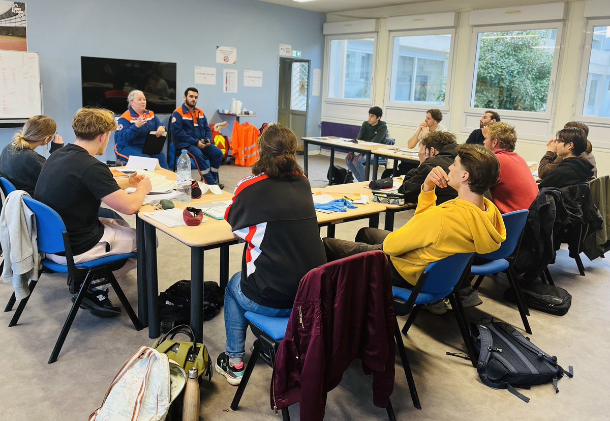 Remybesson's tweet photo. Quoi de mieux pendant ses repos de venir #transmettre pendant une Formation de #Secouriste #PSE1 !
#Pédagogie #Transmission #Secours #Management #Compétence #Espritdequipe @ProtecCivile53 @ProtecCivilefr @Prefet53 @CHLaval53 https://t.co/9fibWUDvl7