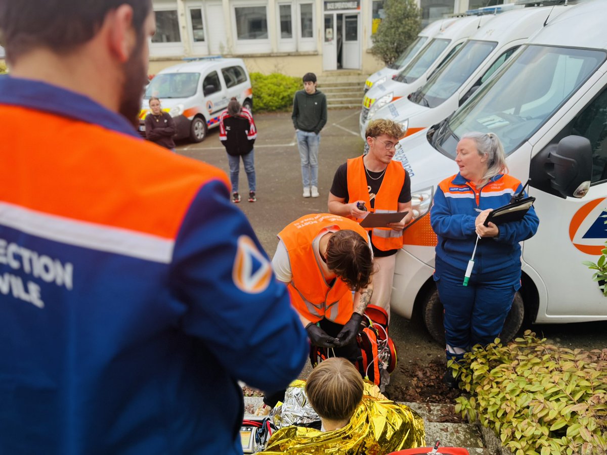Remybesson's tweet photo. Quoi de mieux pendant ses repos de venir #transmettre pendant une Formation de #Secouriste #PSE1 !
#Pédagogie #Transmission #Secours #Management #Compétence #Espritdequipe @ProtecCivile53 @ProtecCivilefr @Prefet53 @CHLaval53 https://t.co/9fibWUDvl7