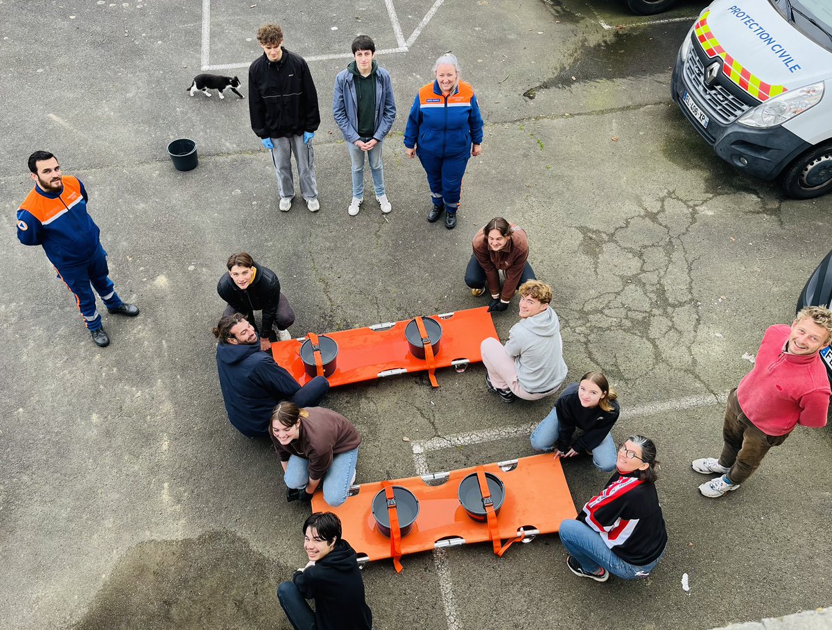 Remybesson's tweet photo. Quoi de mieux pendant ses repos de venir #transmettre pendant une Formation de #Secouriste #PSE1 !
#Pédagogie #Transmission #Secours #Management #Compétence #Espritdequipe @ProtecCivile53 @ProtecCivilefr @Prefet53 @CHLaval53 https://t.co/9fibWUDvl7