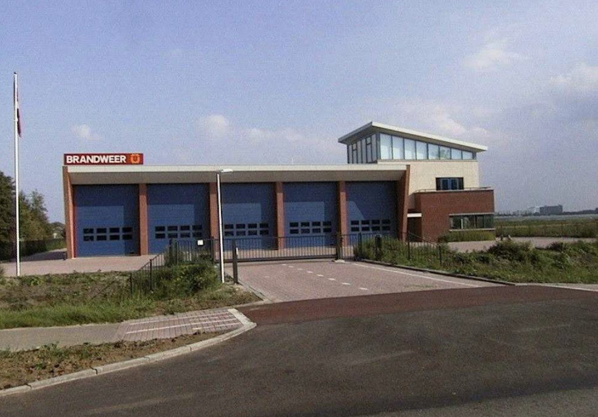Dit jaar is de brandweerkazerne aan de Krommeweg 1 25 jaar in gebruik. Bij ingebruikname nog midden in het grasland van de Volgerlanden en nu centraal in onze gemeente. Vanaf deze locatie wordt de brandweer circa 200 keer per jaar ingezet in onze gemeente, buurgemeenten en regio!