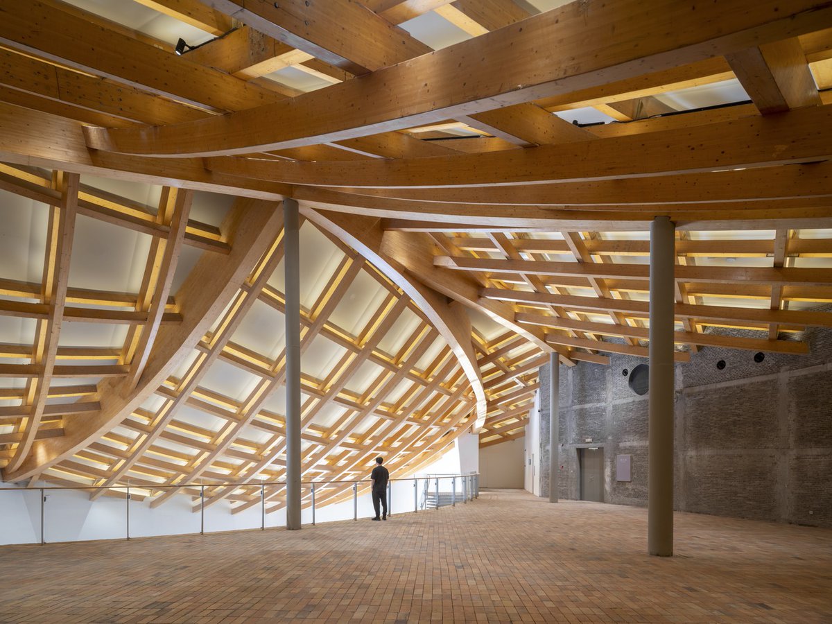 ArchDaily's tweet photo. The UCCA Clay #Museum reflects Yixing's ceramic heritage, with a form inspired by Shushan Mountain and the traditional dragon kiln. It connects with the canal and the former pottery factory axis.   https://t.co/cBLFjfjPl2 https://t.co/FKzQjs5jqd