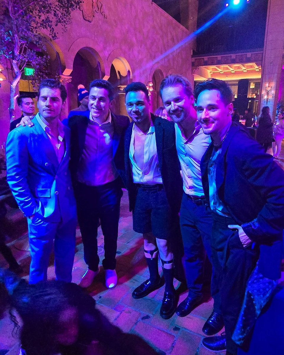 henriebrasil's tweet photo. David Henrie, Gregg Sulkin, Corbin Bleu, Jason Dolley e Jake Thomas na premiere de Feiticeiros (28/10). https://t.co/5s6XmZj09Y