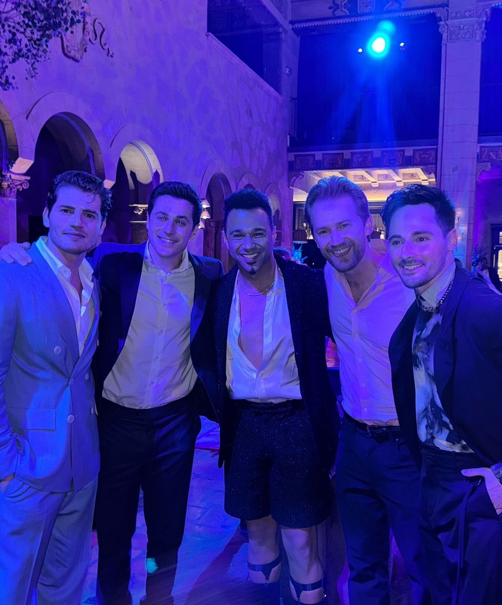 henriebrasil's tweet photo. David Henrie, Gregg Sulkin, Corbin Bleu, Jason Dolley e Jake Thomas na premiere de Feiticeiros (28/10). https://t.co/5s6XmZj09Y