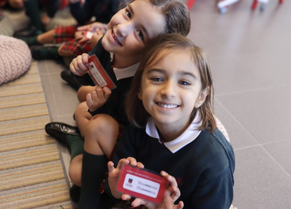 Los alumnos de 1º de EP ya tienen su carnet de la biblioteca.

Gracias a la historia de Marko los alumnos de 1º han aprendido que la lectura es una fuente inmensa de placer y una de las claves fundamentales del aprendizaje.

Mensaje aprendido: ¡Cuánto más lees, más cosas sabrás!