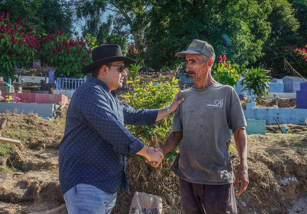 Nuestro alcalde de La Libertad Centro, <a href="/NoeRiveraNR/">Noe Rivera</a>, visitó los cementerios de ambos distritos que integran el municipio, para verificar que todo esté listo previo al Día de los Difuntos.

"Como gobierno municipal hemos realizado un gran esfuerzo para dar mantenimiento y mejorar