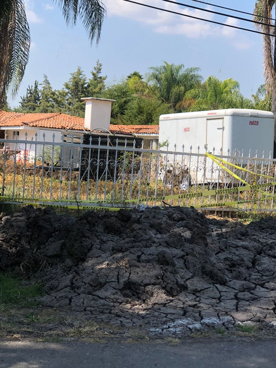 vivirjurica1's tweet photo. @cea_qro @CEAservcliente Solicitamos su apoyo e intervención con la reparación y levantamiento de material, personal de la CEA atendió una fuga en Laureles #207 en Jurica Campestre el pasado 03 de octubre dejando el trabajo sin terminar.  Gracias @cecomju https://t.co/zs1WbA0kvk