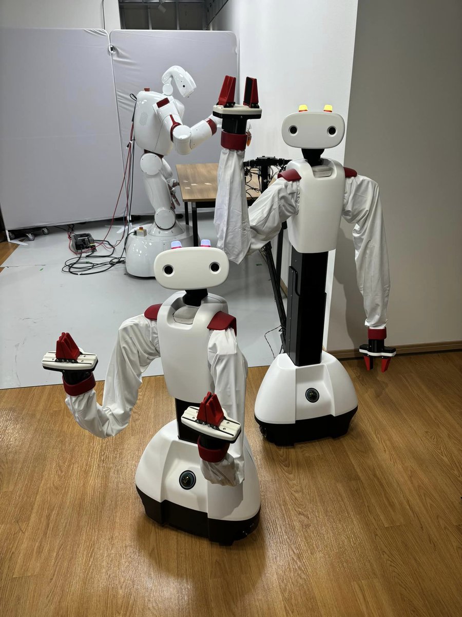 tetsuyaogata1's tweet photo. AIREC-Basicが日立から納品されました。
仕様設計とカバーデザインの段階から参画させて頂きました。
扱いやすい教示インタフェースを利用して、高品質な人のスキル操作データを収集し、End-to-Endのロボット基盤モデル研究を進めていきます。 https://t.co/8nVb4tvr4v