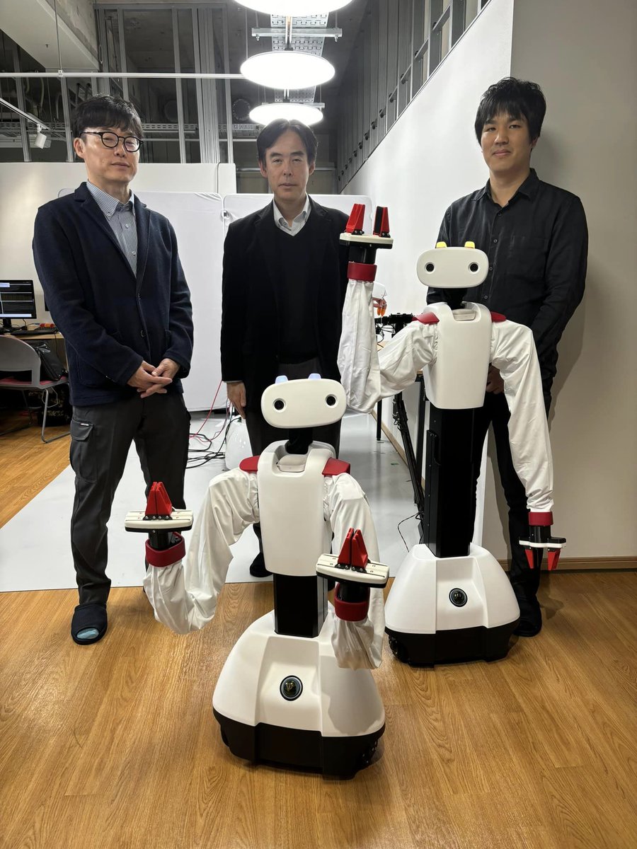 tetsuyaogata1's tweet photo. AIREC-Basicが日立から納品されました。
仕様設計とカバーデザインの段階から参画させて頂きました。
扱いやすい教示インタフェースを利用して、高品質な人のスキル操作データを収集し、End-to-Endのロボット基盤モデル研究を進めていきます。 https://t.co/8nVb4tvr4v