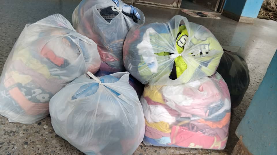 El pueblo de #Matanzas comparte lo que tiene con el pueblo de #Guantánamo, en barrios, sectores, organismos de todos los territorios se recogen donaciones de alimentos, ropas y útiles de todo tipo.
#GenteQueSuma.
<a href="/mariofsabines/">Mario Sabines Lorenzo</a>,
<a href="/CaridadPoey/">Marieta Poey Caridad</a>,
<a href="/RamonGomezMedi4/">RamonGomezMedina</a>,
<a href="/CtcOsmar/">Osmar Ramirez Ctc</a>.
