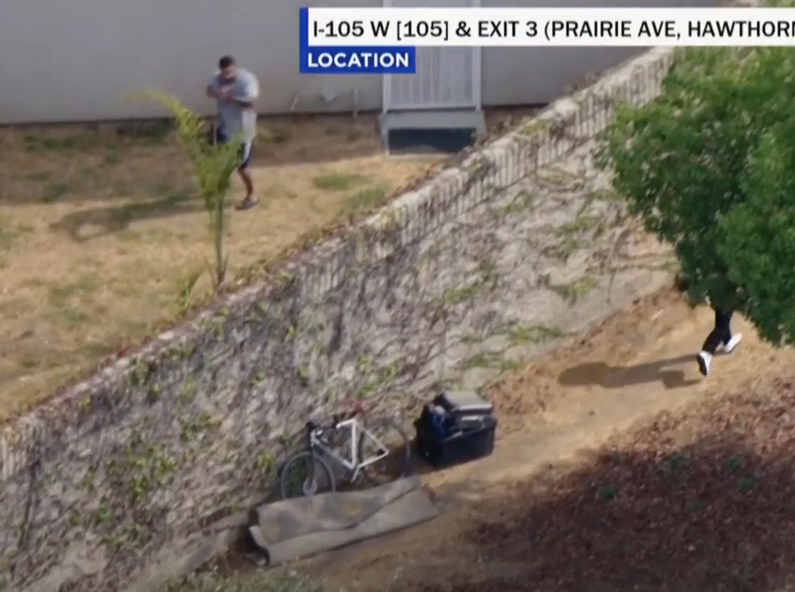 firstshinkiba's tweet photo. @foxla @LAScanner @sgvscanner Anyone else spot that homeowner ready to shoot whoever jumped his fence? https://t.co/2ti6n2v06H