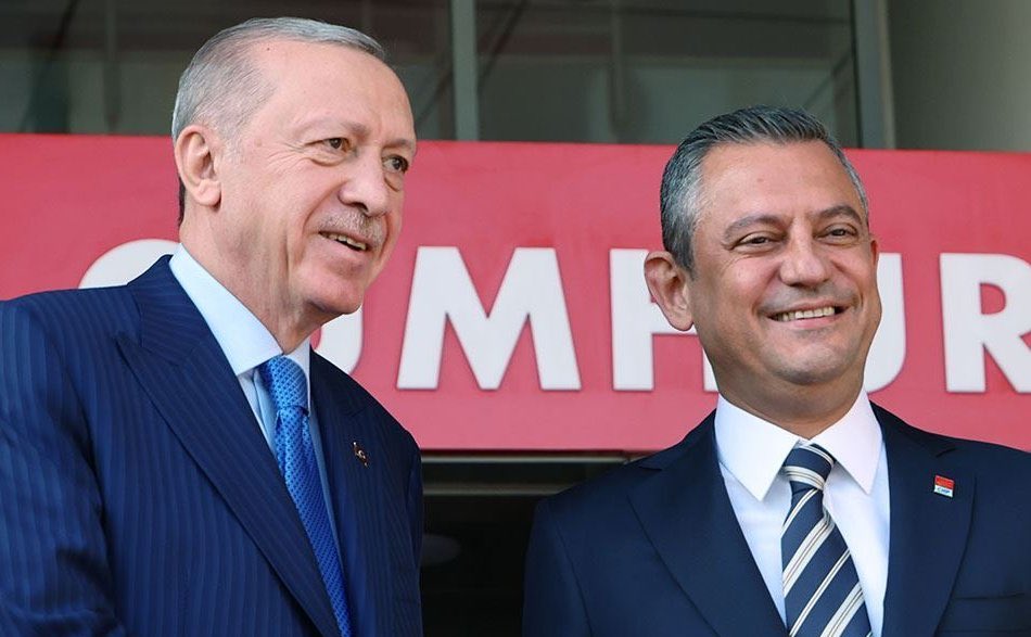 👉Şimdi size olacakları yazayım…
👉Milletvekillerini, parti yönetimini filan acil toplantıya çağıracaklar. 
👉Özgür Özel çıkacak yumuşak sert konuşacak kabul edilemez diyecek.
👉Adliye önünde belediye önünde toplanıp hükümet erdoğan istifa diyecekler. 
👉Hukuki hakkımız sonuna