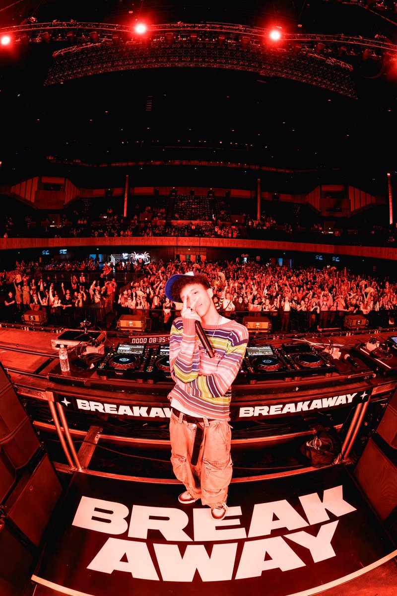 omgcontrolfreak's tweet photo. thanks 4 having me @BreakawayFest !!

halloween szn aint over yet.. NEW MUSIC @ MIDNIGHT 🩸 https://t.co/ooW6RnLD4w