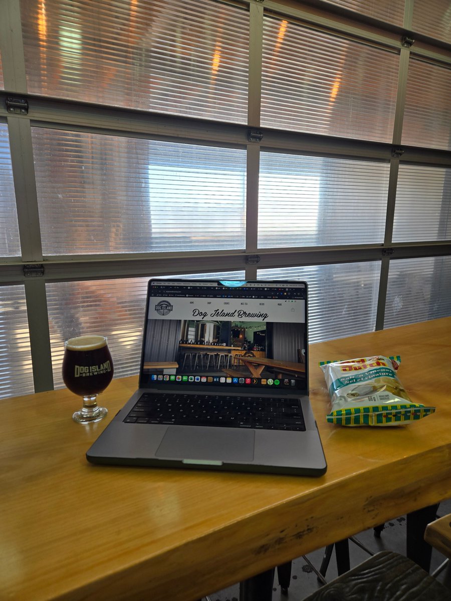 Midweek blues got you down? 
How about this for a cure: a trusty computer, a cold brew, and some classic Old Dutch snacks.
#albertabeer #albertaicedtea #greatbeer #dogislandbrewing #albertacraftbeer#beer #crasftbeer #olddutchchips #macbookpro