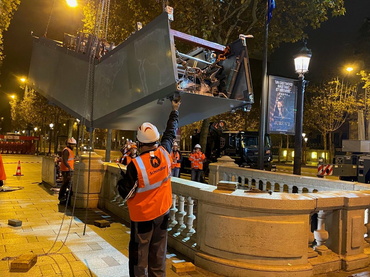 transportsidf's tweet photo. « C’est chaud, mais on va y arriver » : au métro Roosevelt, le nouvel escalator arrive… par les escaliers
➡️ https://t.co/QwcjfQ1Re7 https://t.co/tl4878g8wt