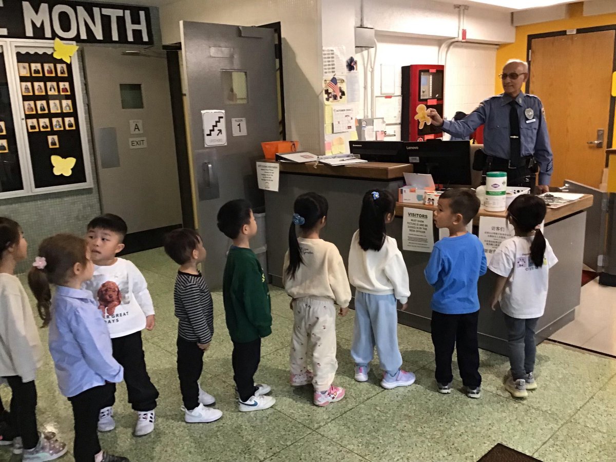 Can you find the Gingerbread Boy? Our Mandarin dual language class at Z075 went on a school-wide adventure, meeting staff members along the way as they searched for the missing Gingerbread Boy!