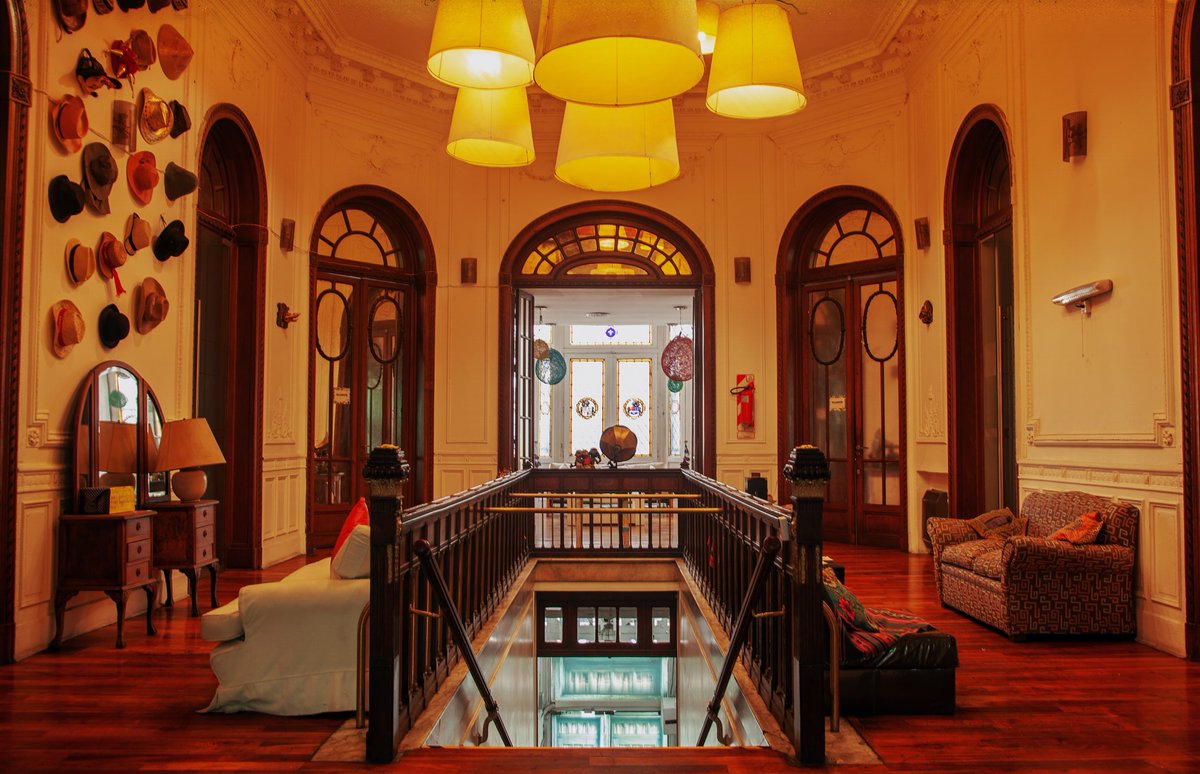 Nos vamos despidiendo de este edificio increíble de Avenida Santa Fe 2041/45, que ya está tapiado y probablemente sea demolido a la brevedad. El Consejo Asesor de Asuntos Patrimoniales jamás lo protegió y hoy sufrimos las consecuencias.  

Te cuento un poco su historia 👇