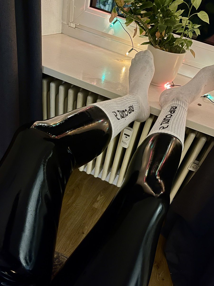 Good Evening👀

#rubber #rubbermen #rubbergay #gayrubberman #gay #gayinrubber #socks