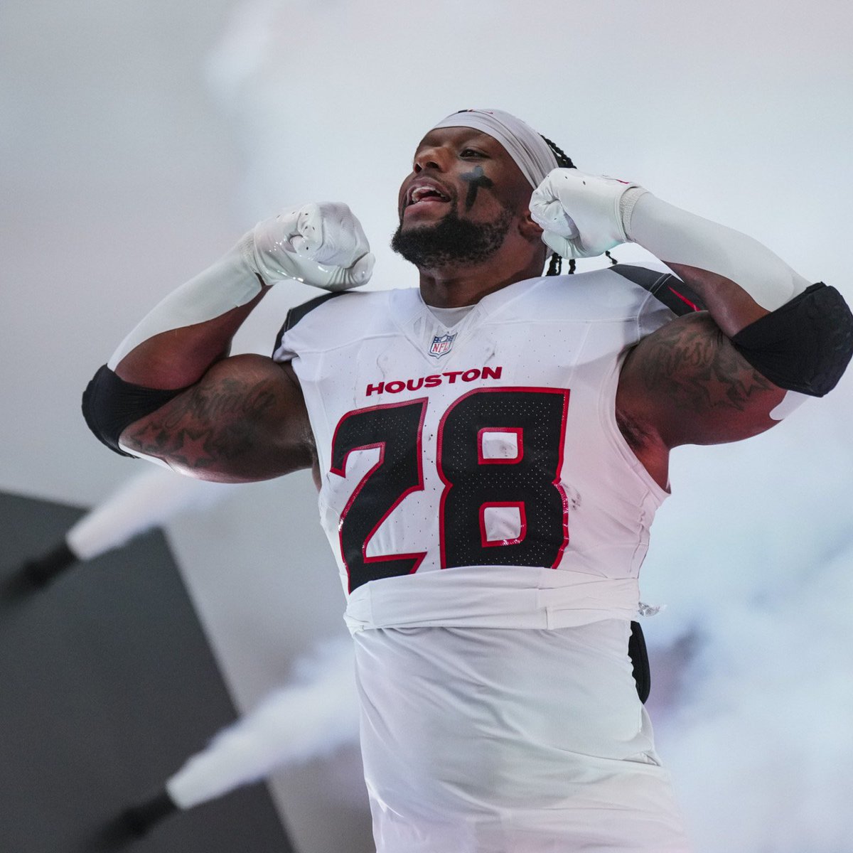 MLFootball's tweet photo. HISTORIC: #Texans RB Joe Mixon is the first in NFL history with 100 rushing yards and a touchdown in 4 of his first 5 games with a team.

🤯

MIXON IN HOUSTON HAS BEEN SPECIAL. https://t.co/6EX7oldPDP