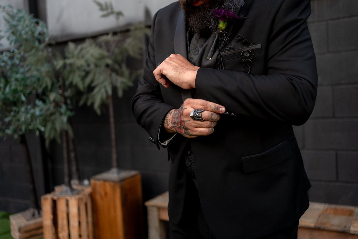 itsN8fkr's tweet photo. That’s it. Any companies looking for hand models with slight beard? 

#FrontShots #TattedDaddy https://t.co/E3WQyr9Z41