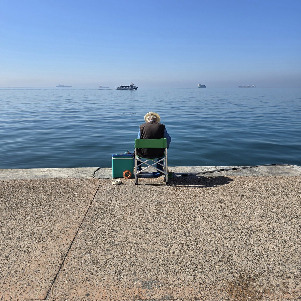 #aboutlastmonth | Manchmal muss man auch #Zeit haben einfach dazusitzen und das #Meer zu genießen. #thessaloniki #lieblingsorte #greece #hellas