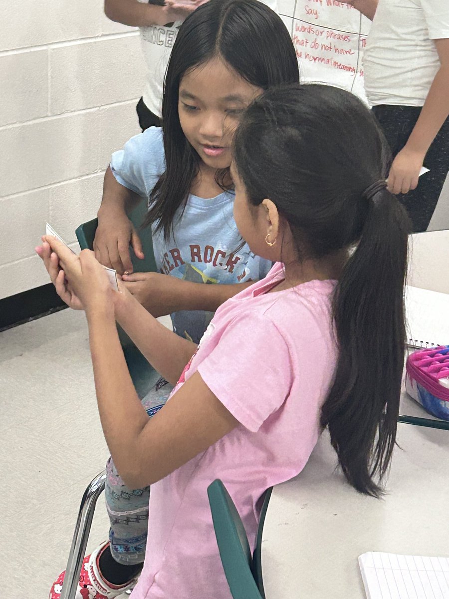 MsKAlexander_'s tweet image. Quiz Quiz Trade and Peer Editing make for an awesome Wednesday! #LISDScience #igtbavoyager @VickeryES