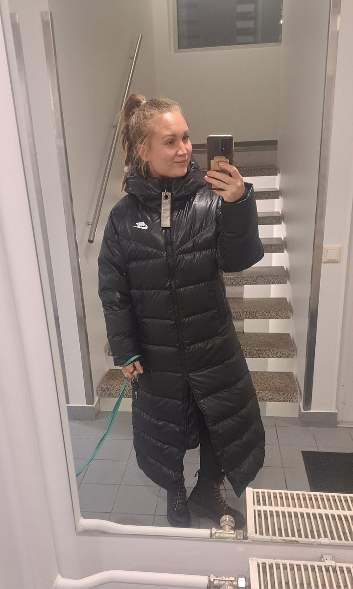 Charlotta89's tweet photo. Testade just min nya vinterjacka när gick ut med hunden i regnet och hårda blåsten. Ser ut som en vandrande sovsäck men kommer inte frysa i vinter 🤷‍♀️🤩 #visomvägrarfrysa https://t.co/Xjt673HqjG