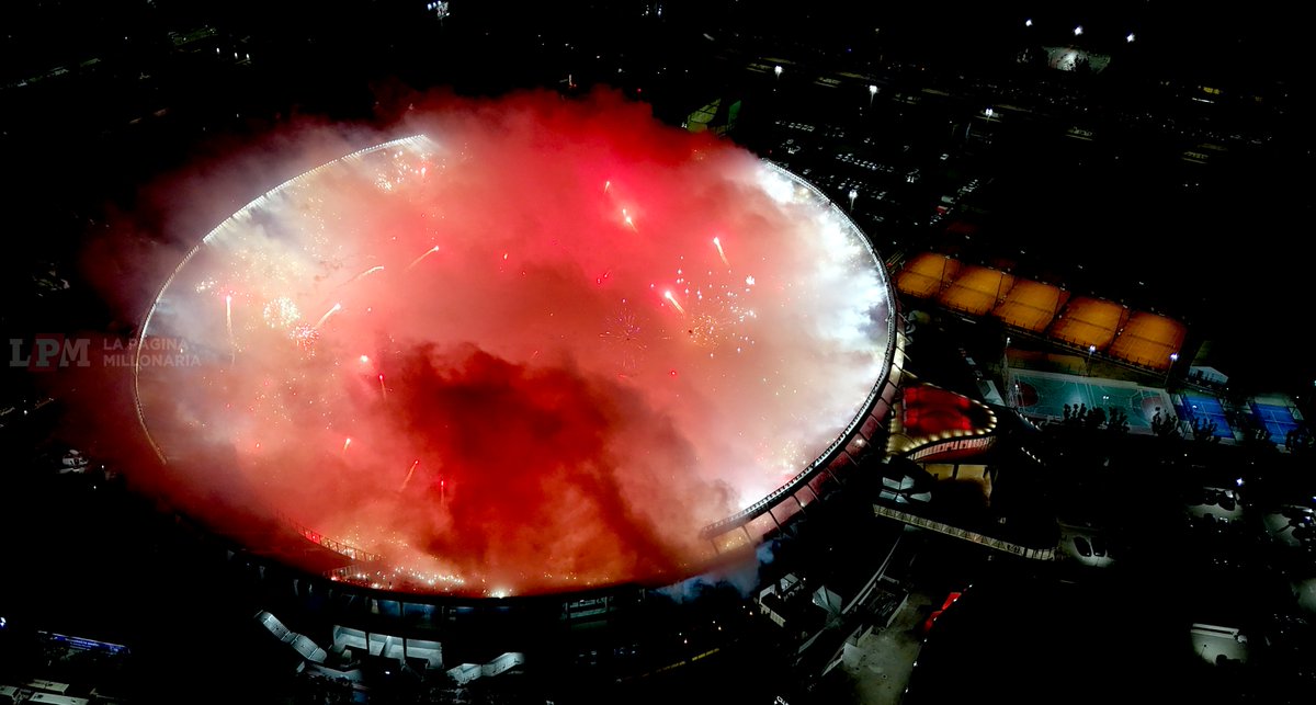 Inigualable recibimiento ayer en el Monumental. Gracias a ese grupo de socios/hinchas que se la jugaron para hacerlo. Ese mismo grupo que muchas veces fue criticado injustamente y hasta acusado con falsas denuncias.  Faltaron los goles, pero esto también queda en la historia.