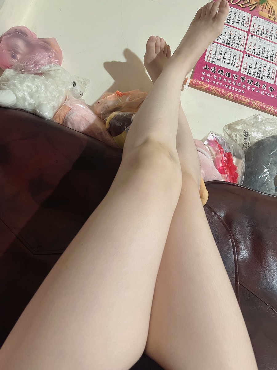 Roselee1218's tweet photo. 吃個宵夜然後躺在沙發上
別看我拍照這個角度挺正常的
但是我肩膀以上都超過座位
我頭倒掛在空中晃的有點暈 https://t.co/S7UEo5oIDR