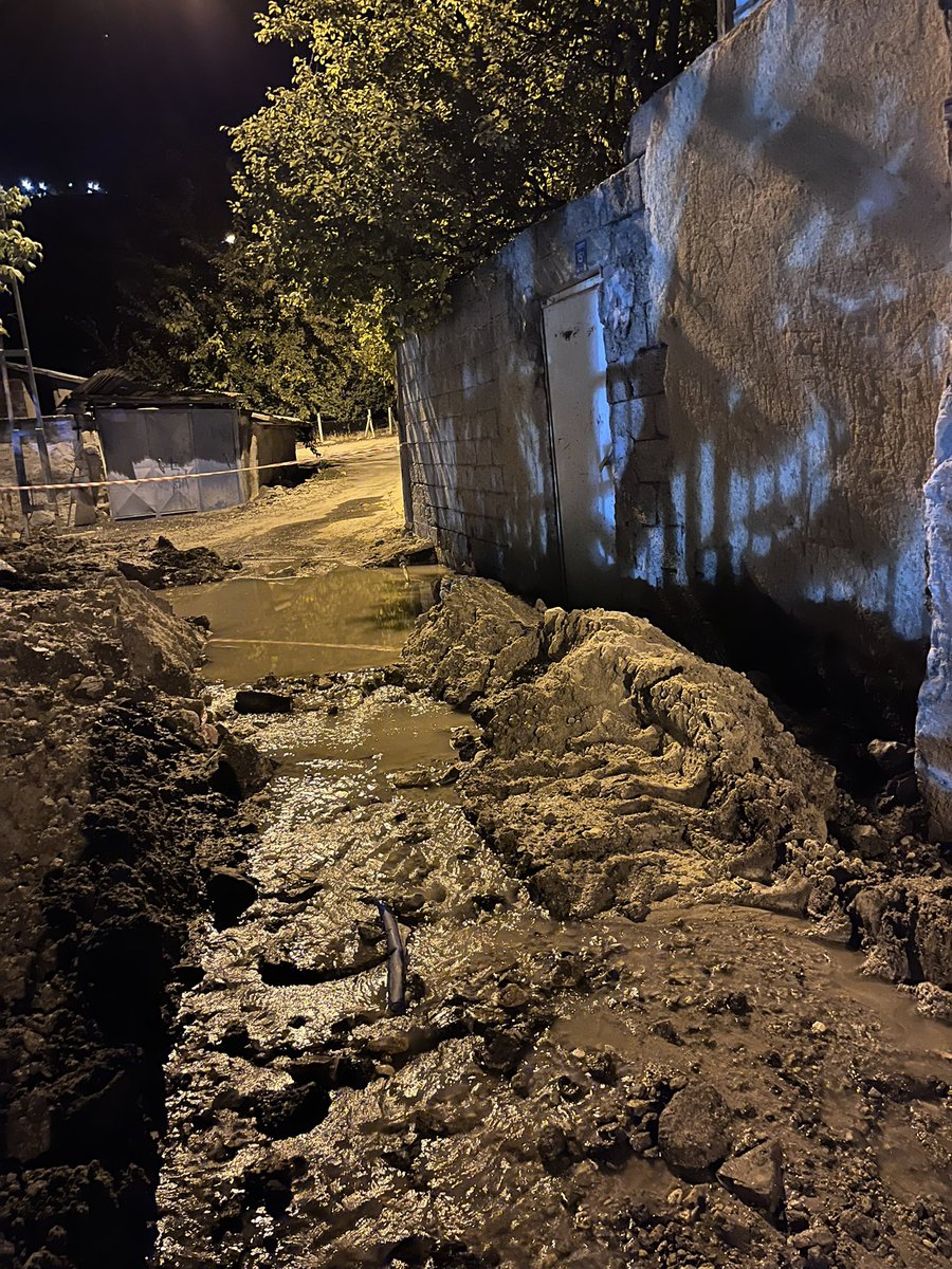 Evime çamura suya batarak girmeye çalışıyorum günlerdir, bir çözümü yok sanırım..
<a href="/sahin_serifoglu/">Şahin Şerifoğulları 🇹🇷</a>