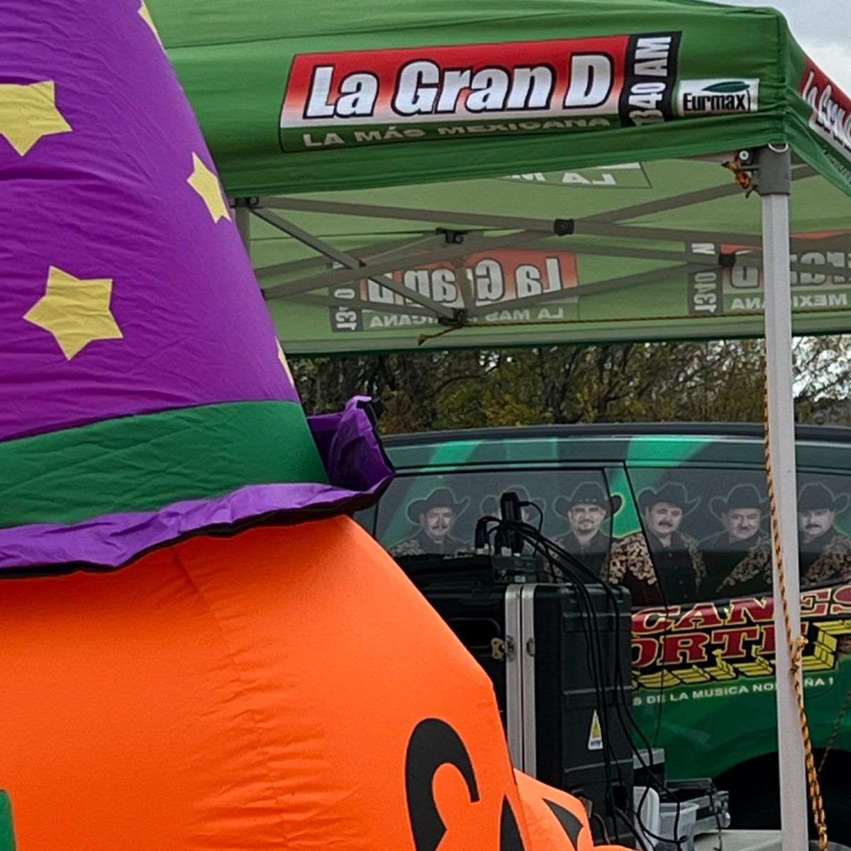 ¡Preparándonos para Trunk or Treat! Llega temprano a @SunfreshCalle18. ¡El evento comienza a las 3:30 p.m.! ¡Feliz Halloween!