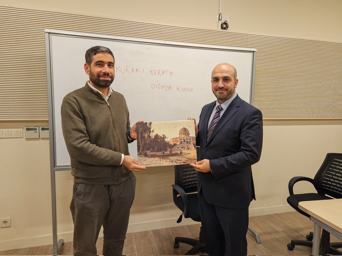 Dr. Öğr. Üyesi Müncid Ebubekir hocamız ile "Kuran-ı Kerim'in Işığında Kudüs" programımızı gerçekleştirdik elhamdülillah. Hocamıza, emeği geçen arkadaşlara ve katılımcılara teşekkür ediyoruz. Yeni etkinliklerimizde görüşmek üzere ✨️