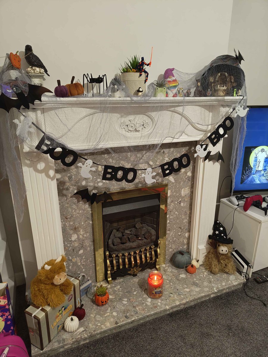 Took us a little later than expected but we're all decorated for #Halloweeen, we even carved Pumpkins for the first time... 🎃 

<a href="/VTheLunarDemon/">Vergil</a> did a #Mimikyu face
<a href="/LilCatsWorld/">Mikachi</a> did a #Gengar face
And I went with a Silly Goofy face because why not :)