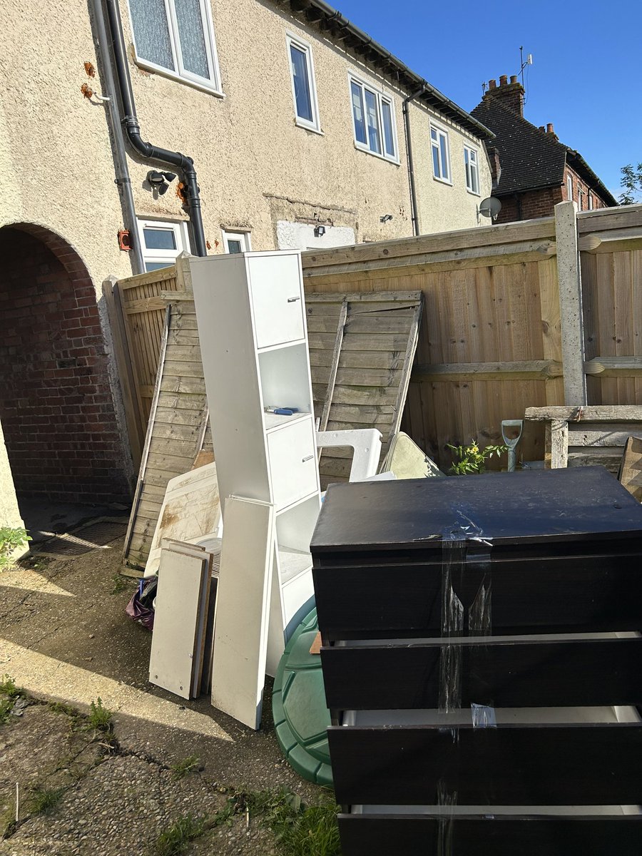woodsycfc's tweet photo. @ClarionSupport terrible service 2 weeks of me calling to have rubbish left by a previous tenant removed promised call back after call back to today be told by a poor girl that the team leader that was meant to call me is on leave until 4th. This is simply not good enough. https://t.co/OfD4k79AHF