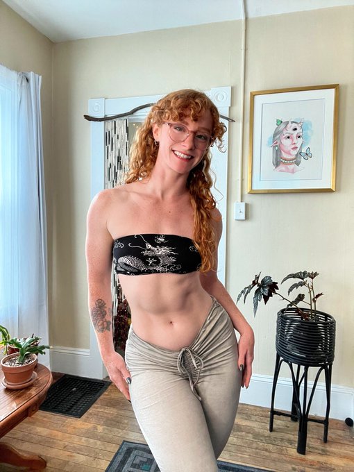 2 pic. I think these pants are meant for slimmer people but fck it I love them https://t.co/uU5A4KzK