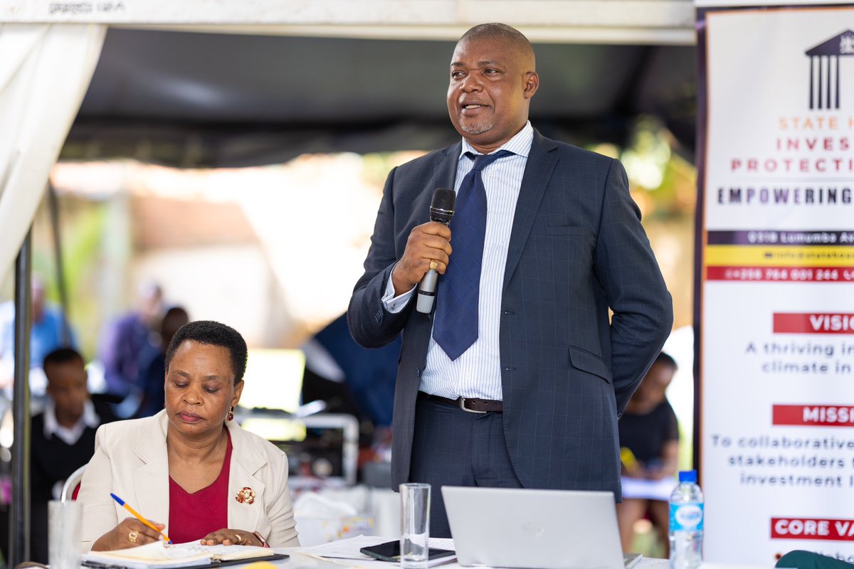 armsi2050's tweet photo. ▪️Thread 1/3
Mr. Fred Kyei Sapong, CEO of Oheneba Poku Foundation Ghana, emphasized the importance of Uganda adopting sustainable and responsible mining practices.
#ARMSI || #Responsiblemining ||#EmpoweringInvestors https://t.co/DEWeXESYCA