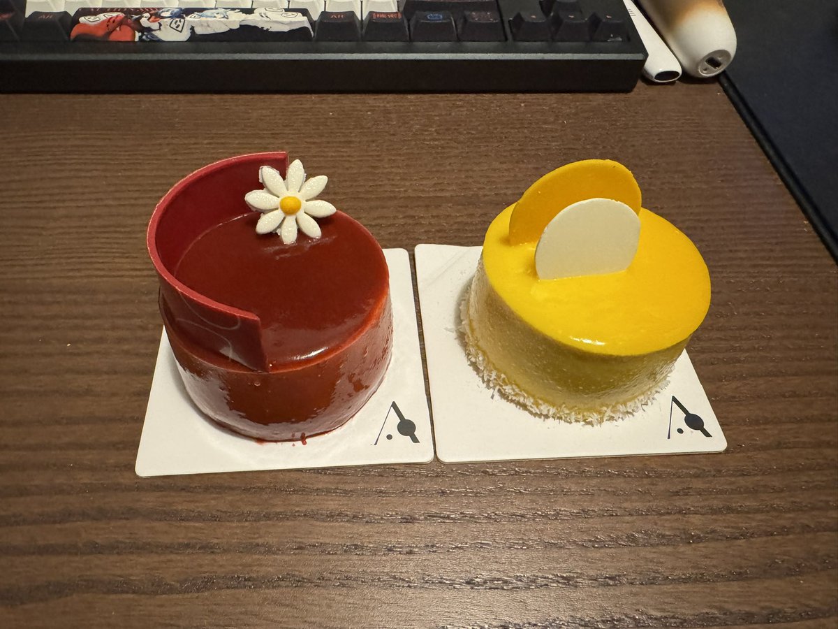 SPO1LER_'s tweet photo. 新衣服终于到了，好看捏🥹
奖励自己两个好吃小蛋糕😋 https://t.co/ca2kA9w6XV
