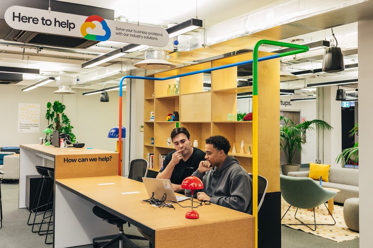 GoogleCloud_UKI's tweet image. ICYMI, the new #GoogleCloudStartupHub launched in Shoreditch, London! Book a 1:1 expert session, drop in for coworking, or sign up for upcoming events to level up your cloud game! Get the details, here: goo.gle/40iM5uL @GoogleStartups