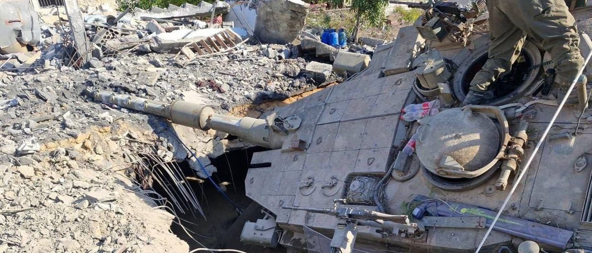 🇮🇱  #İsrail ordusuna məxsus #Merkava tankı Livanın cənubunda xəndəyə düşüb.

#Tank #Lebanon #war #conflict #news #BREAKING