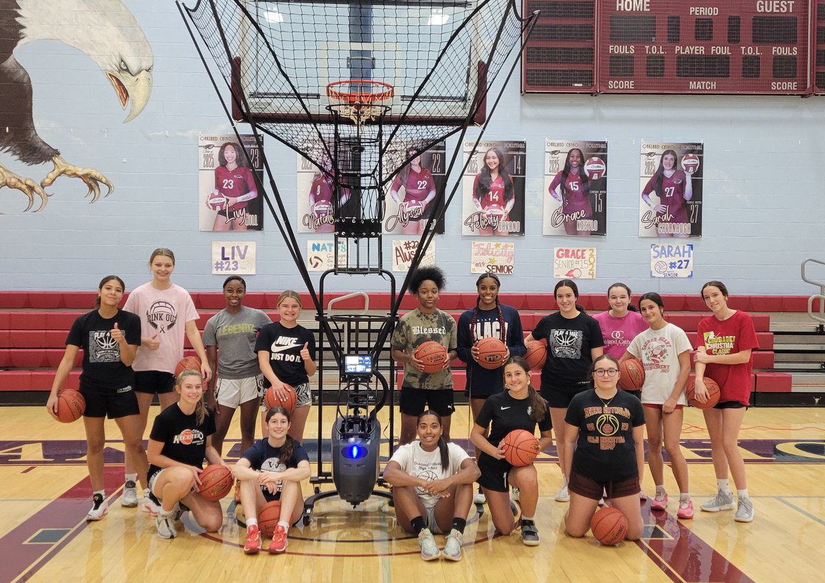 OC__Hoops's tweet photo. Great energy at #fallworkouts.
@drdishbball impact π
#EaglesPride https://t.co/5pLyRNkvQF